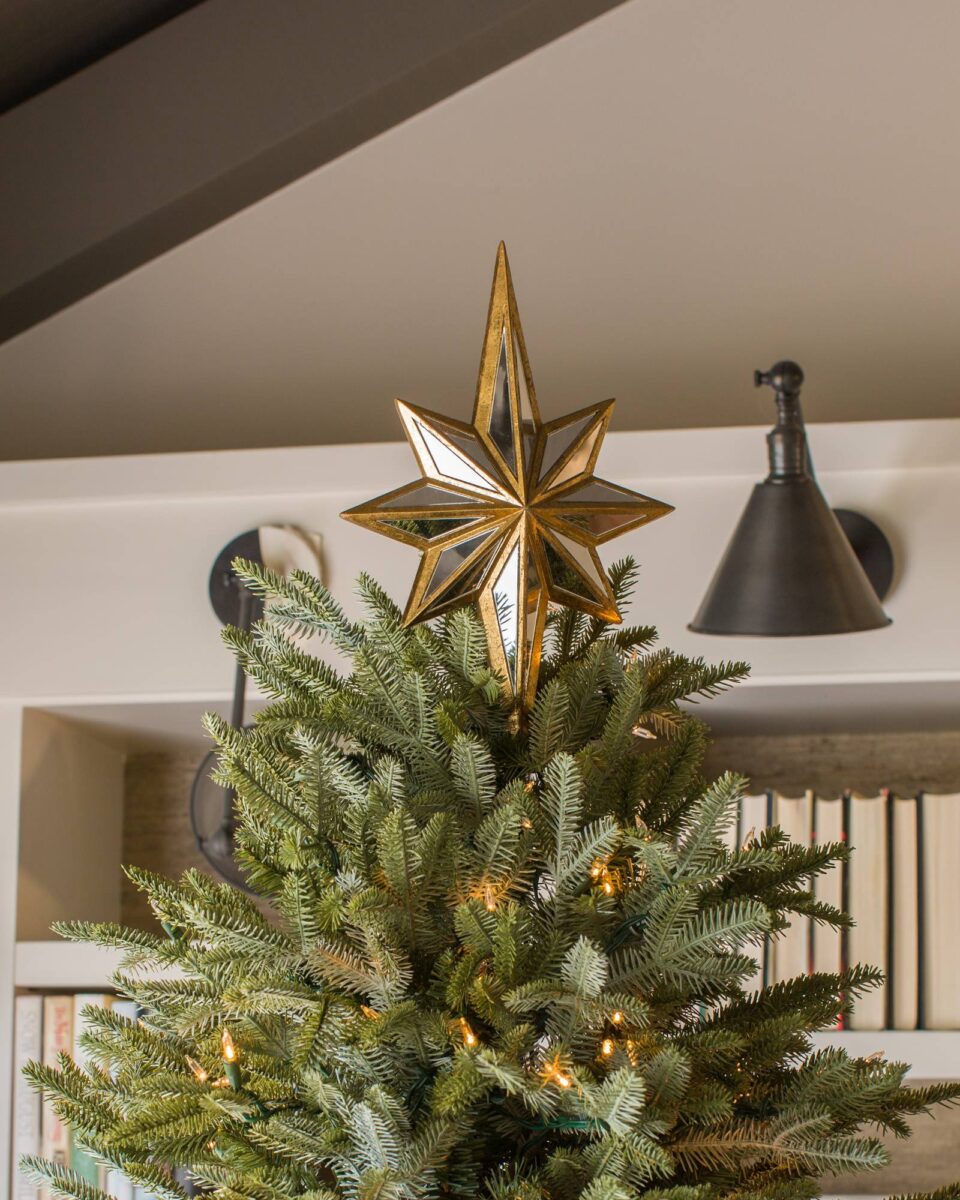Што всушност симболизира ѕвездата на врвот од новогодишната елка?