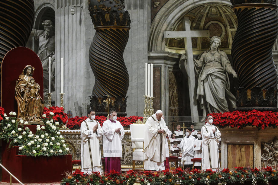 Папата одржа миса на Бадник