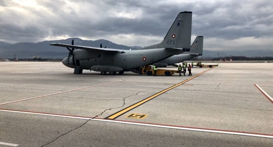 ФОТО: На скопскиот аеродром слетаа авионите со посмртните останки на македонските државјани