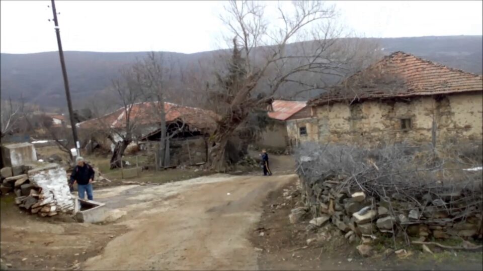 Жителите на Сирково побараа помош од градоначалникот на Росоман за да добијат приклучок кон патот Градско-Прилеп