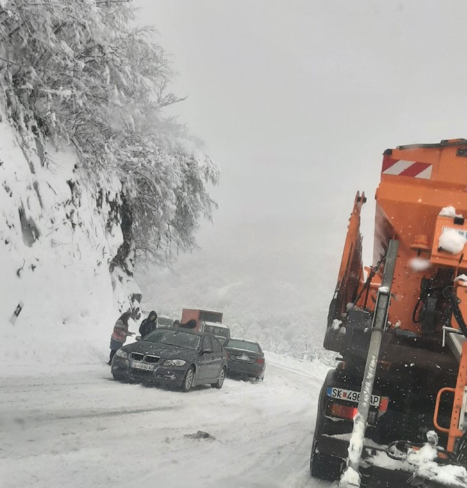 ФОТО: Камион се излизга кај Буково