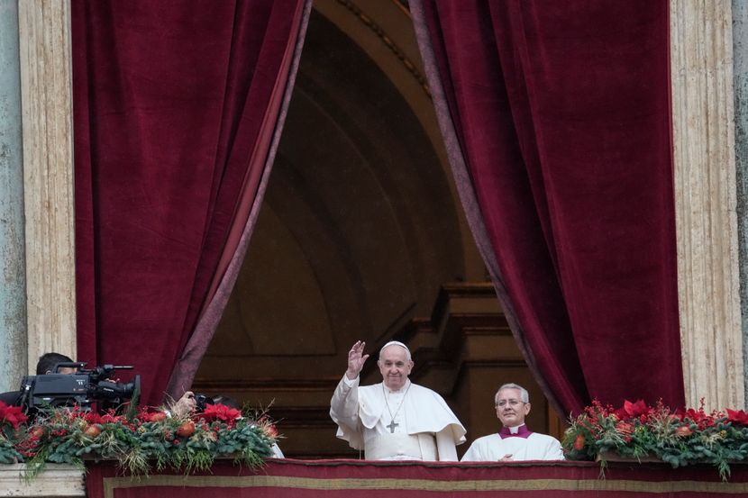 Во Божиќната молитва Папата повика на сите да им се обезбеди здравствена заштита и да се стави крај на пандемијата