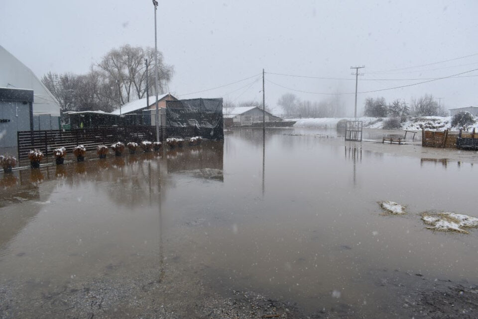 Водата се повлекува од поплавеното подрачје во Босилово, општината ќе им помогне на поплавените