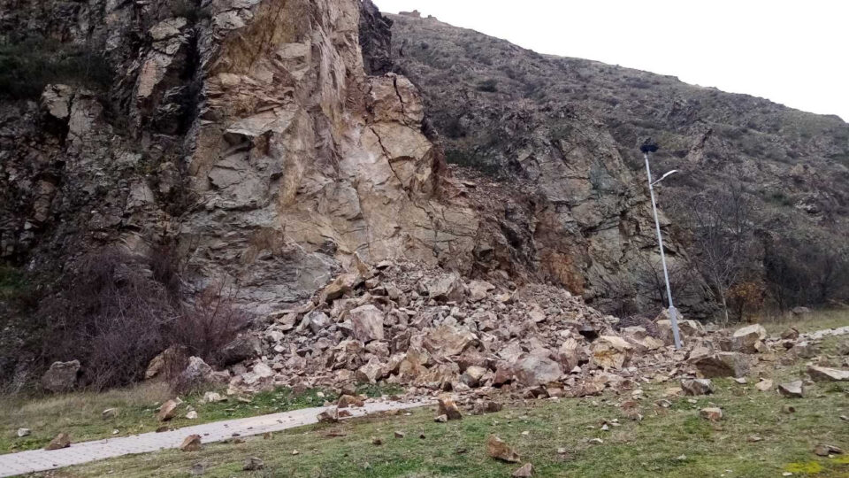 ФОТО: Голема карпа се урна на пешачката патека покрај Брегалница кај штипско Ново Село, дадена забрана за движење