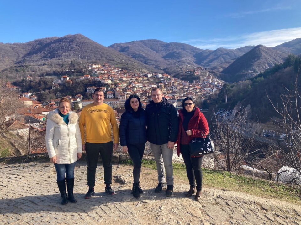 Жаклина Пешевска од ВМРО-ДПМНЕ во хуманитарна акција во кратовско