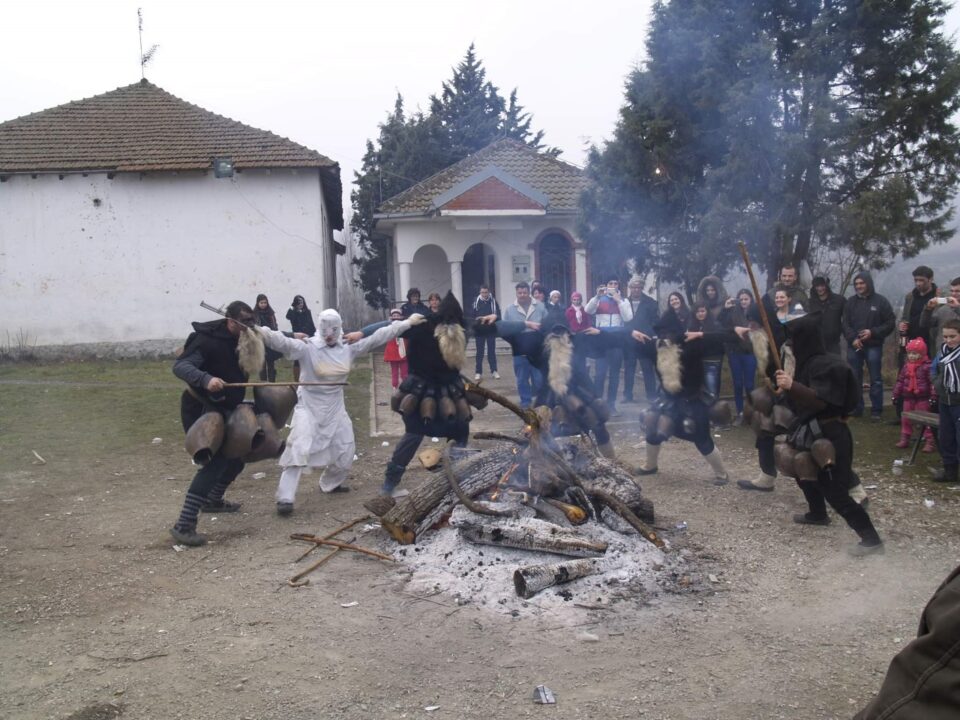 Традицијата продолжува: Џоломарите бркаат лоши духови во Тиквешко
