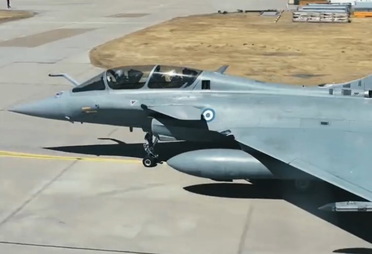 Во Грција пристигнуваат првите шест француски воени авиони Рафал