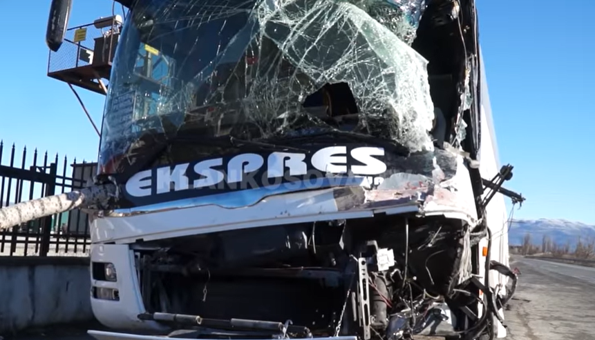 НОВА НЕСРЕЌА ВО БУГАРИЈА – косовски автобус налетал на паднати дрва од камион кој ги превезувал, па се забил во него (ВИДЕО)