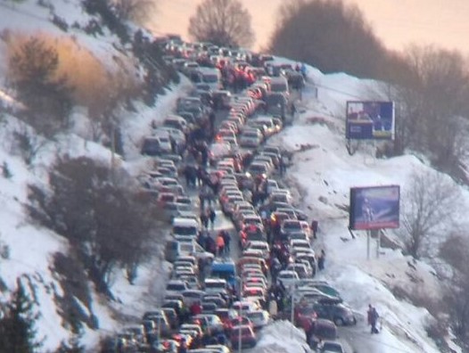 Вистински хаос на Попова Шапка: Сообраќајот под целосна блокада (ФОТО)