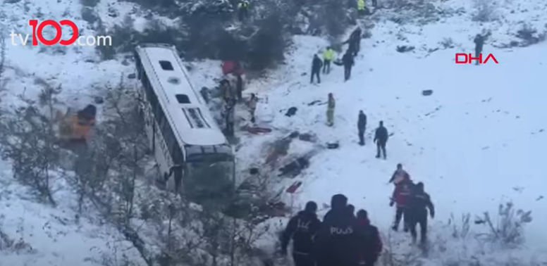 НЕСРЕЌА ВО ИСТАНБУЛ: Автобус излетал во провалија длабока 30 метри има и загинати! (ВИДЕО)