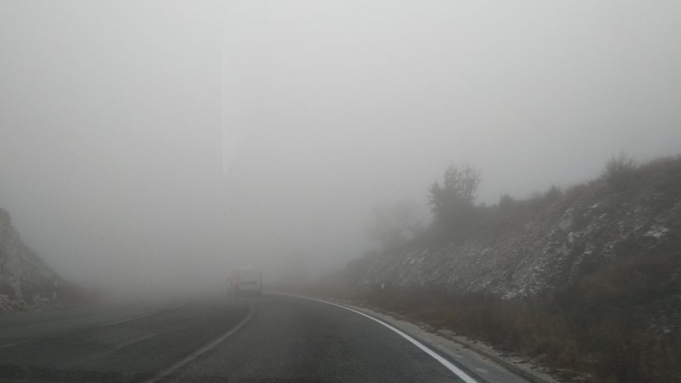 Магла на патот Катланово – Велес, намалена видливоста до 100 метри