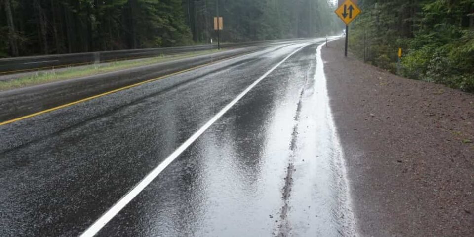 Влажни коловози на патиштата, возете внимателно