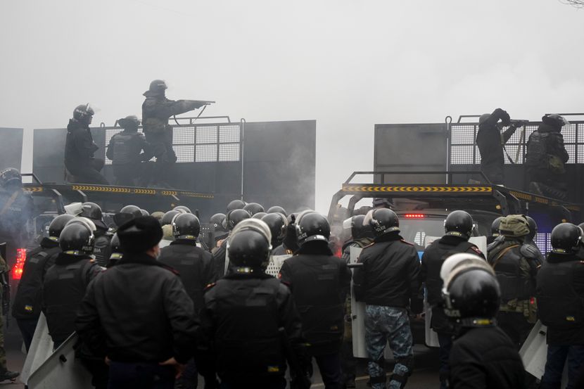 Судири меѓу армијата и демонстрантите во Алмати, МВР на Казахстан информира дека имало обид да се упадне во зградата на полицијата