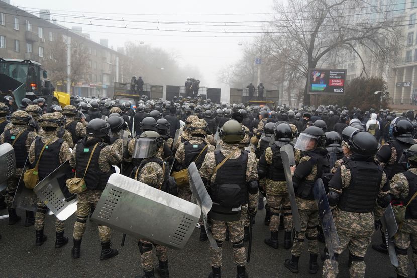 Казахстан: 13 припадници на безбедносните сили загинаа во протестите, над 350 повредени