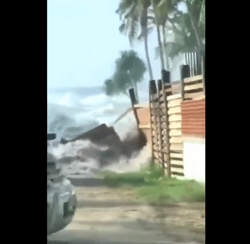 ВИДЕО: Застрашувачки снимки од Тонга – ерупцијата на подводниот вулкан предизвикала цунами кое носи сè пред себе