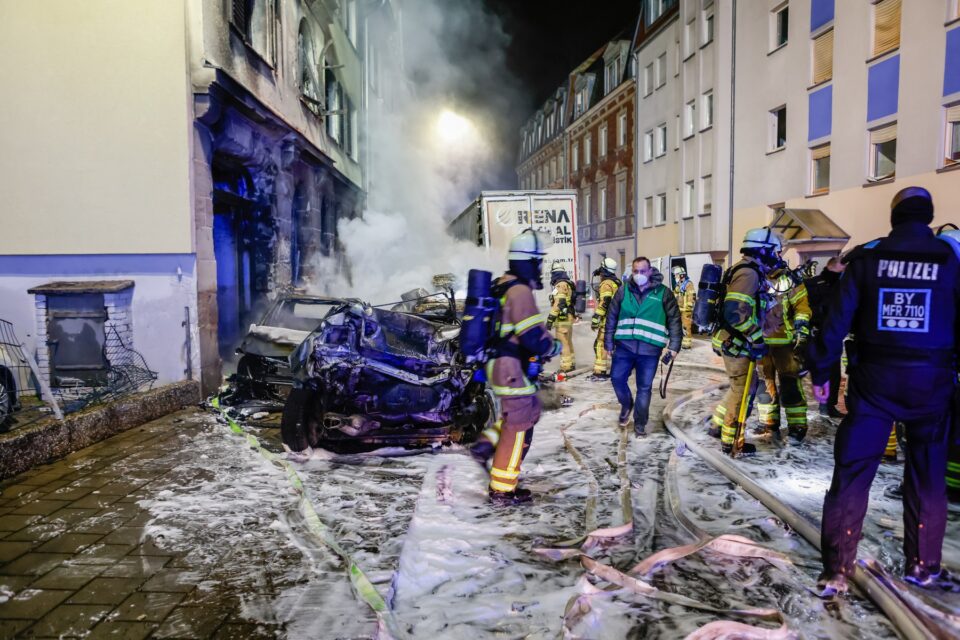 Карамбол во Германија: Пијан возач поминал на црвено, покосил 31 автомобил – повредени се неколку лица, некои од возилата се запалиле (ФОТО)