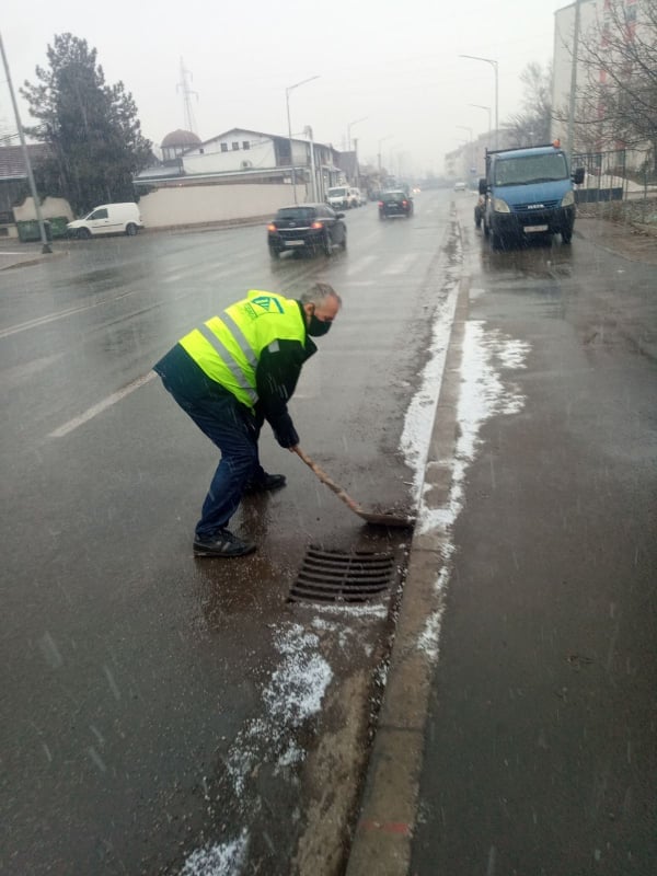 Екипи на ЈП Водовод и канализација на терен, се чистат шахтите и сливниците