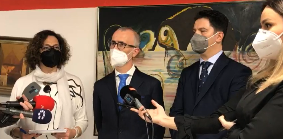 300 ИЛЈАДИ ЌЕ ФРЛИМЕ, НО 250 ИЛЈАДИ ПРИСТИГНАА – новиот министер се пофали со новите Фајзер вакцини од Италија