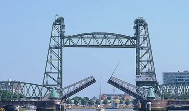 Историскиот мост во Ротердам ќе се демонтира за да помине јахтата на милијардерот Џеф Безос