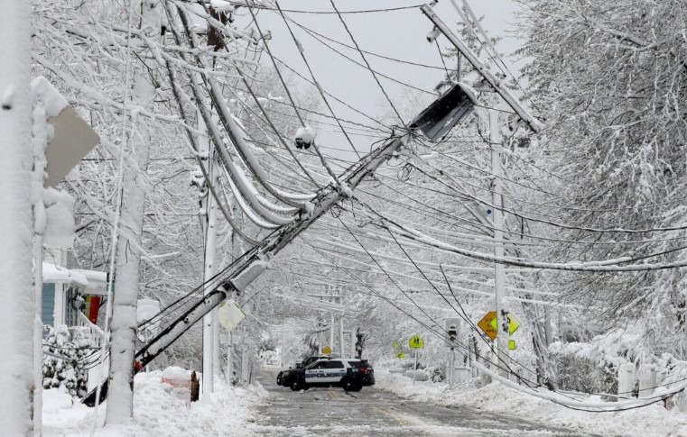 Поради снежна бура во САД стотици илјади луѓе останаа без струја
