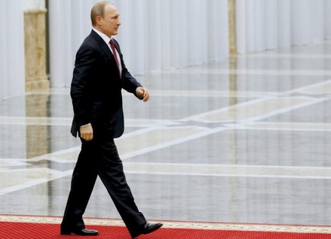 ОТКРИЕНА ГОЛЕМА ТАЈНА: Еве зошто Путин десната рака ја држи речиси неподвижна (ВИДЕО)