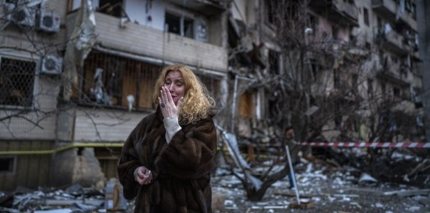 ДИПЛОМАТСКИОТ ПЕРСОНАЛ ЕВАКУИРАН, МАКЕДОНЦИ СЕ УШТЕ ЗАГЛАВЕНИ ВО УКРАИНА: Семејство од Скопје моли за евакуација од Киев (ВИДЕО)
