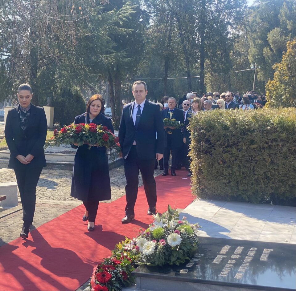 Делегација на ВМРО-ДПМНЕ положи свежо цвеќе на вечното почивалиште на поранешниот претседател на Република Македонија, Борис Трајковски
