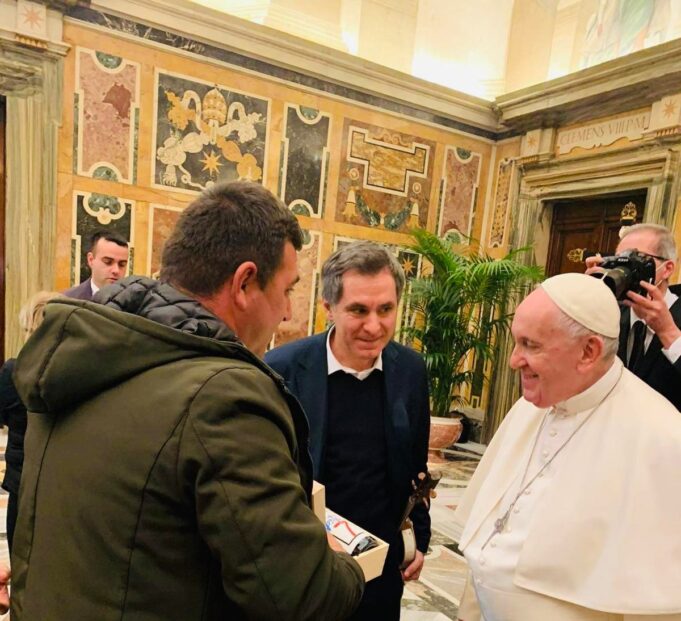 Иселеник од Македонија се сретна со папата – имаше ретка можност да му го даде ова на подарок, еве како реагираше Франциск
