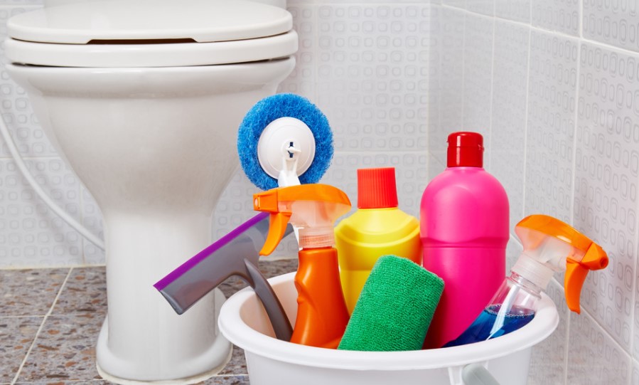 Избегнете хемикалии, а имајте чиста бања: Направете си го ова домашно средство за чистење