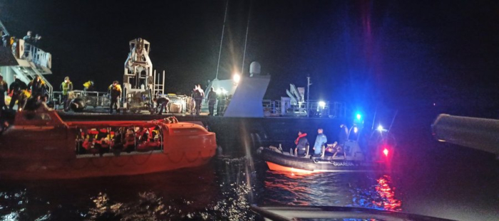 Двајца заглавени на бродот, најмалку десет исчезнати и спасени над 270 лица од пожарот на траектот во близина на Крф