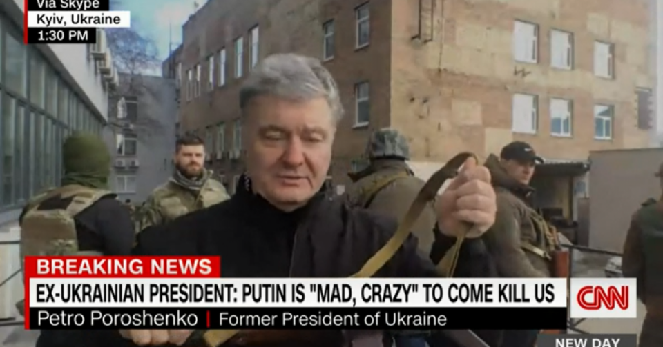 ВИДЕО: Поранешниот украински претседател, Петро Порошенко, зеде Калашников во рака и излезе на улиците на Киев