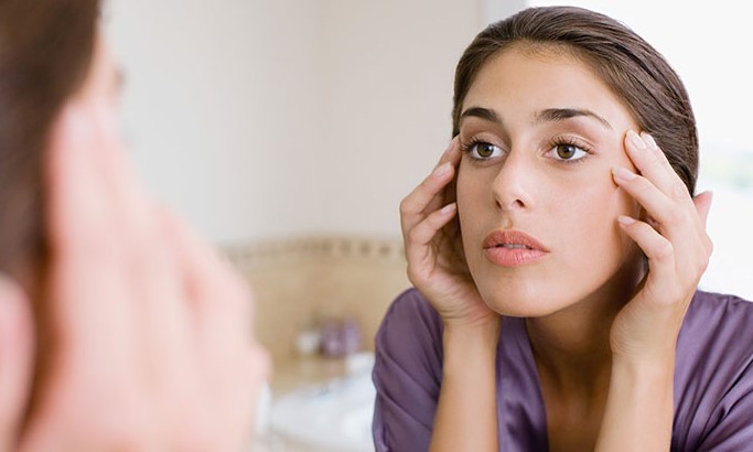 Најевтиниот лек за темни кругови: Мешавина од 2 состојки ја затегнува кожата околу очите подобро од крема