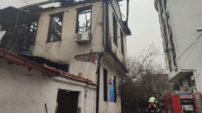 Изгоре куќа во Скопје, сопствениците се сомневаат дека пожарот е подметнат