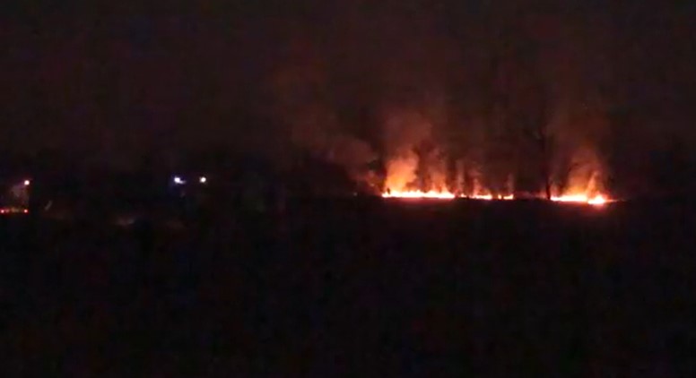 Пожар вечерва под далековод до трафостаницата во Пинтија (ВИДЕО)