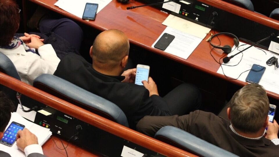 Џафери и пратениците ќе се подноват со нови мобилни телефони, ова граѓаните ќе ги чини 192.000 евра