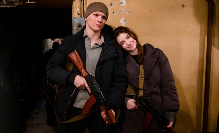 Се венчале неколку часа по руската инвазија, а првиот ден од бракот купувале пушки (ФОТО)