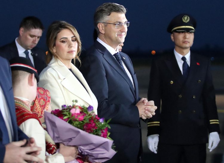 Хрватскиот премиер Андреј Пленковиќ стана татко по трет пат, го доби синот Иван
