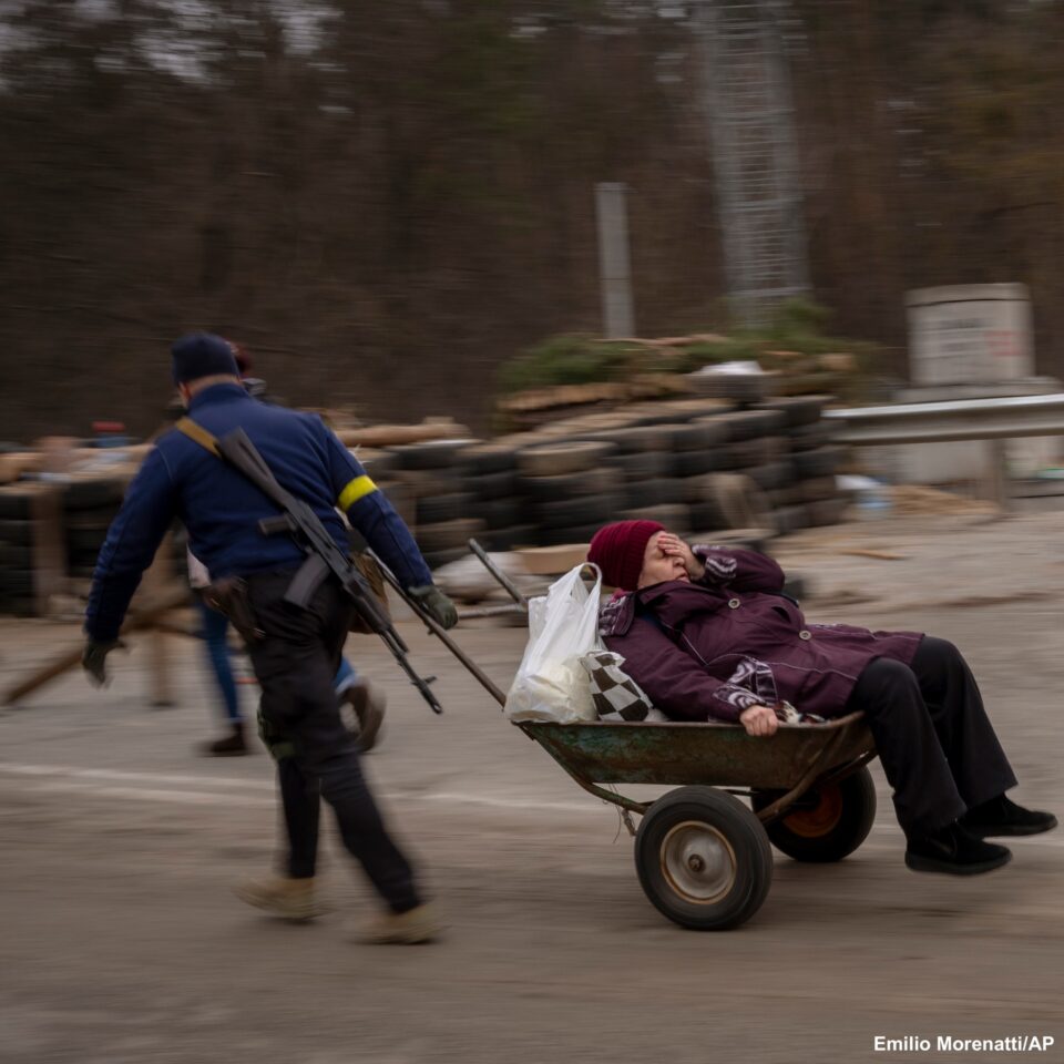 НОВИ ФОТОГРАФИИ ОД УКРАИНА: Украинаската војска до последен атом се труди да ги евакуира цивилите