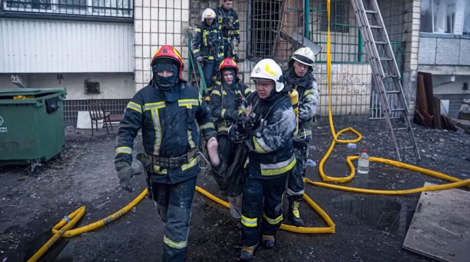 ВИДЕО: Украинските пожарникари со солзи во очите при спасувањето на цивили од гранатирана зграда