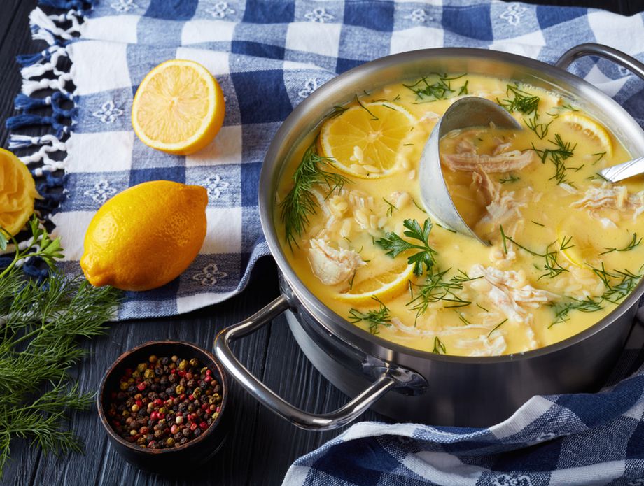 Супата која Грците ја обожаваат: Рецепт за фантазија од пилешко и жолчки од јајца со лимон