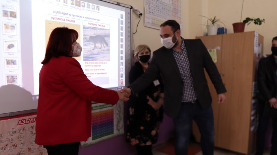Ѓорѓиевски: Обезбедивме 16 нови дигитални табли за основните училишта во Кисела Вода
