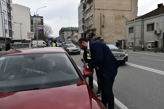 Цвеќе и летоци за безбедно возење по повод 8 Март од градоначалникот Ѓорѓиевски и полицијата