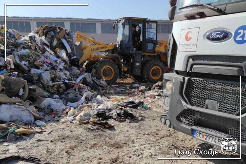 ЈП Комунална хигиена расчистува голема дива депонија во општината Шуто Оризари
