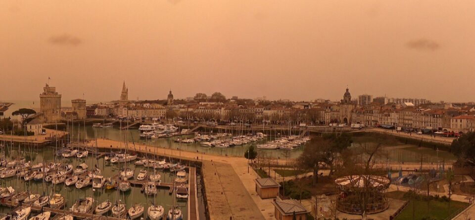 Жолто небо и дожд со песок од Сахара над Источна Франција