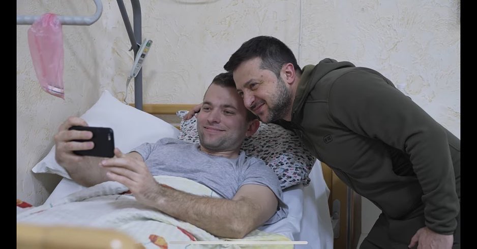 ФОТО+ВИДЕО: Зеленски ги посети украинските ранети војници во болница