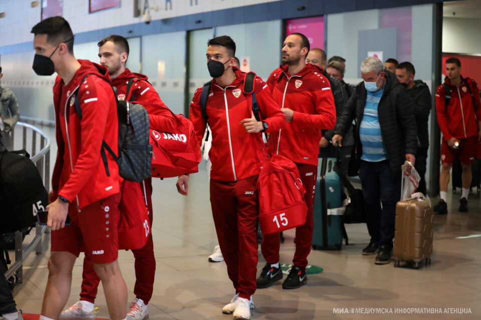 Трајковски пристигна во Скопје со најголемата среќа од вчерашниот натпревар – ќе ја чува до крајот на животот (ФОТО)