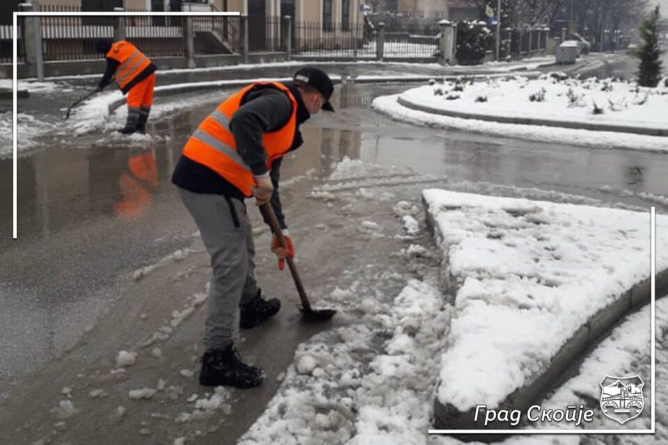 Екипите на ЈП Комунална хигиена со координирани активности на терен го расчистуваат снегот во сите скопски општини