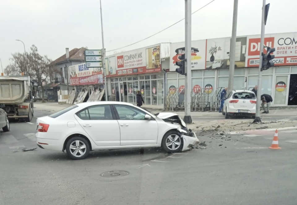 ФОТО: Тешка сообраќајка на влез од Скопје кај Сарај, три лица пренесени во болница – едното од возилата во сопственост на МВР