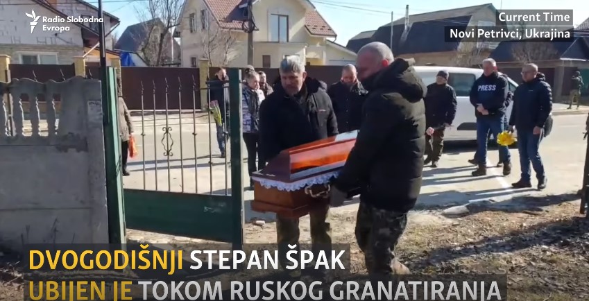 ПЛАЧ НА МАЈКАТА ДО НЕБОТО – погребано двегодишното момче кое загина во гранатирањето во близина на Киев, неговиот татко раскажа за пеколот (ВИДЕО)