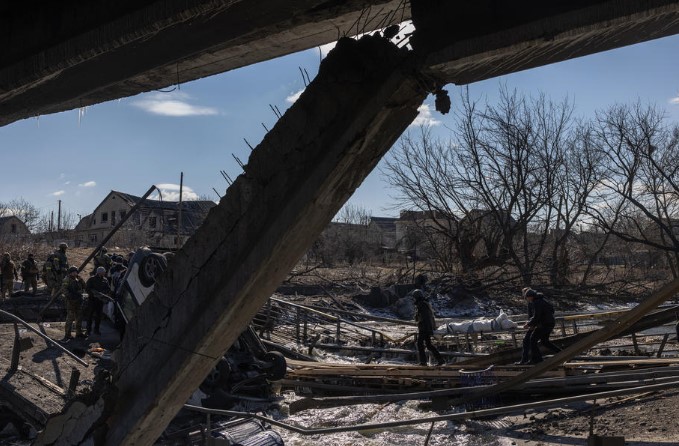 Најмалку девет лица загинаа во напад од воздух врз телевизиска кула во северна Украина